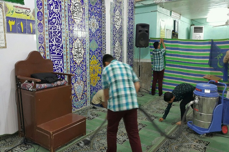 غبارروبی اماکن متبرکه زنجان برای میزبانی از ماه رمضان