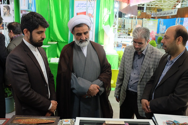 بازدید مدیرکل اوقاف آذربایجان‌شرقی از نمایشگاه قرآن