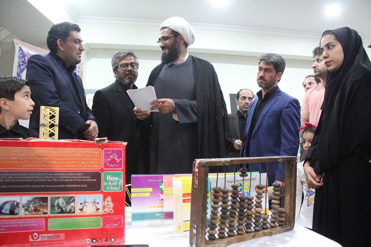 حضور امام جمعه همدان در غرفه ایکنا در نمایشگاه قرآن