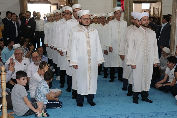 جشن فارغ التحصيلی حافظان قرآن در ترکیه + عکس