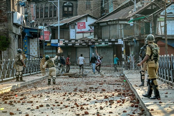 حکومت نظامی در کشمیر پس از درگیری پلیس با عزاداران حسینی حکومت نظامی در کشمیر پس از درگیری پلیس با عزاداران حسینی