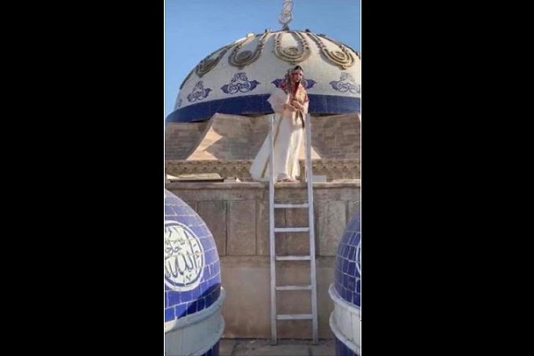 جنجال حضور بانوی مدلینگ در مسجد اهل سنت عراق 