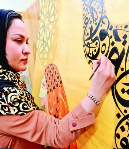 آماده// الهام گرفتن هنرمند هندی از قرآن کریم در هنر خوشنویسی خط عربی