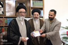 اعطاء کارت خبرنگار افتخاری به نماینده ولی فقیه ـ تبریز