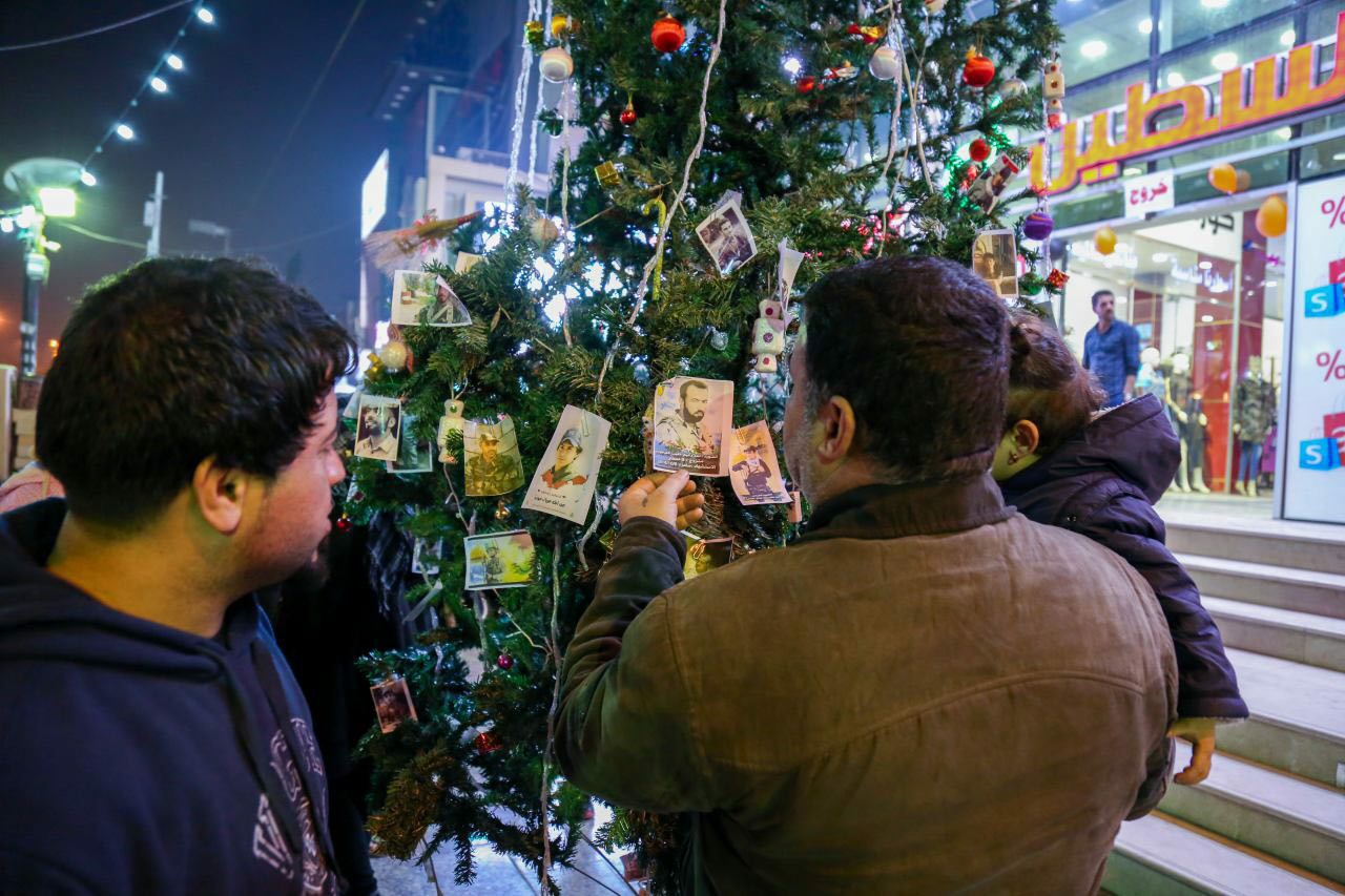 Iraq:alberi  di Natale ornati  con foto martiri di lotta contro terrorismo