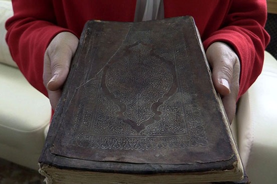 Cittadino non vedente turco dona antica copia di Corano
