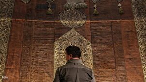 FOTO - Antico telo della Kaaba riparato in moschea di Bursa