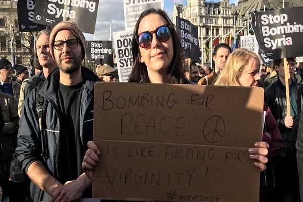 Suriye saldırısı İngiltere genelinde protesto edildi