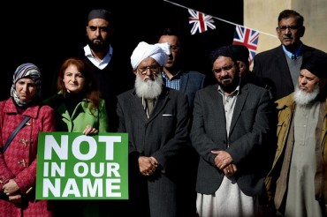 穆斯林举行示威活动谴责伦敦恐怖袭击案