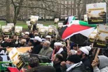 英国穆斯林在美国大使馆前举行示威活动