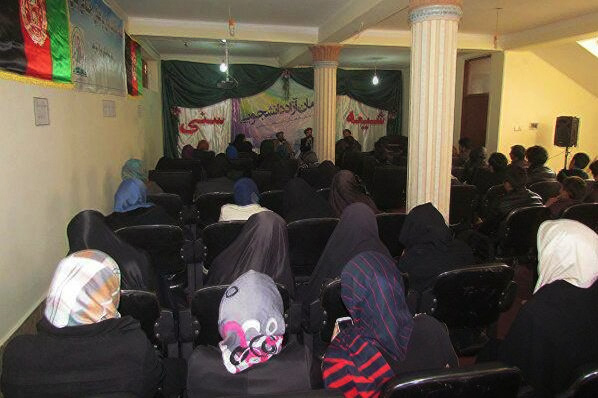 عقد ندوة 