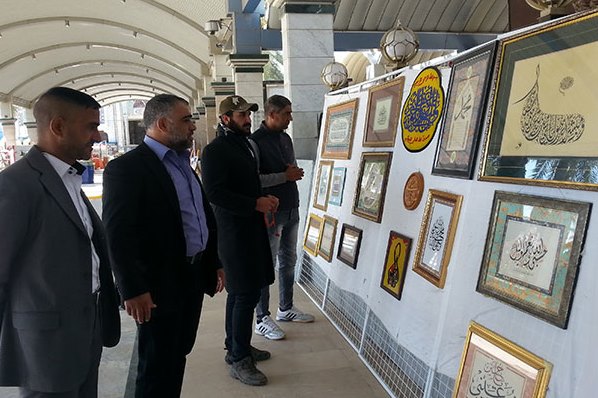 لوحات خطية وزخارف إسلامية زينتها آيات القرآن ودرر النبي في معرضٍ فنيٍ بجوار سيد الشهداء لوحات خطية وزخارف إسلامية زينتها آيات القرآن ودرر النبي في معرضٍ فنيٍ بجوار سيد الشهداء