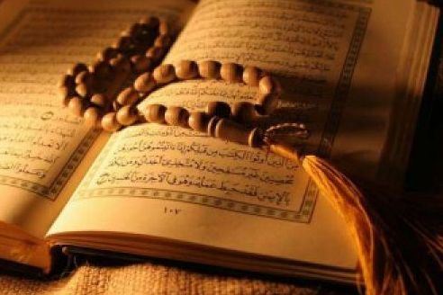 خطاط فلسطيني يكتب النسخة الفلسطينية الأولى في التاريخ للمصحف الشريف خطاط فلسطيني يكتب النسخة الفلسطينية الأولى في التاريخ للمصحف الشريف