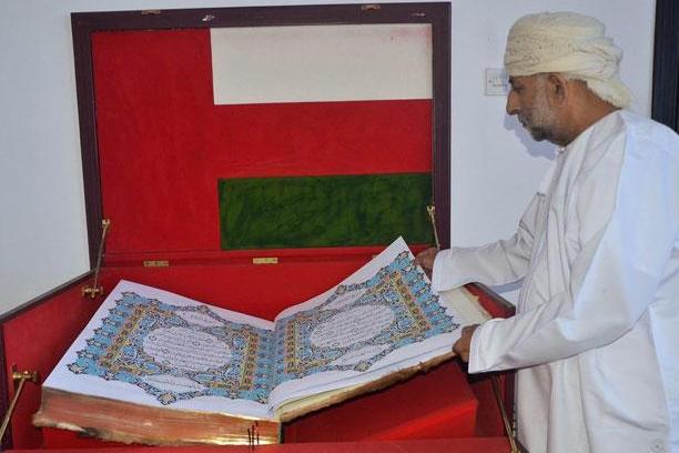 بالصور...خطاط ''المصحف العمانى'' يحكى تفاصيل كتابتة المصحف باليد بالصور...خطاط ''المصحف العمانى'' يحكى تفاصيل كتابتة المصحف باليد