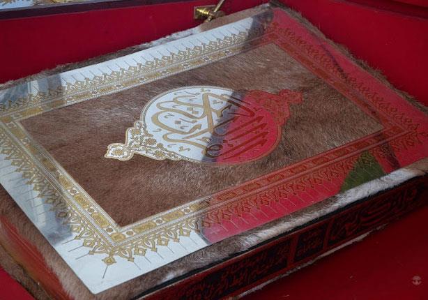 بالصور...خطاط ''المصحف العمانى'' يحكى تفاصيل كتابتة المصحف باليد