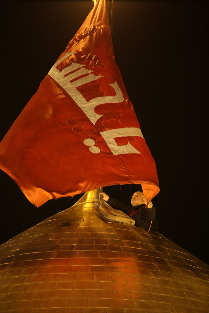 بالصور...مراسيم استبدال راية قبة الامام الحسين(ع) في كربلاء