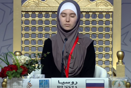 فتاة روسية تتألق في مسابقة للقرآن بتشجيع من والديها الغير مسلمين