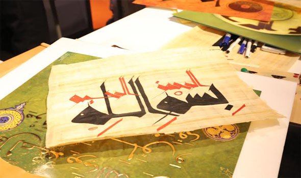خطاط إيراني ينسخ سورة الرحمن على قطع الجلد في معرض الشارقة