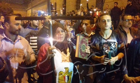 بالصور.. الأقباط يرفعون المصحف مع الصليب