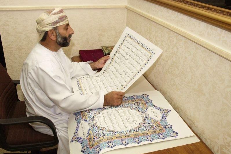 بالصور...خطاط المصحف العماني في ذمة الله