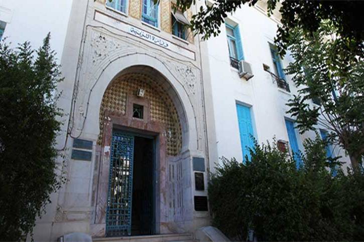 مصحف وسجادة يتسببان في عزل مدير مدرسة في تونس