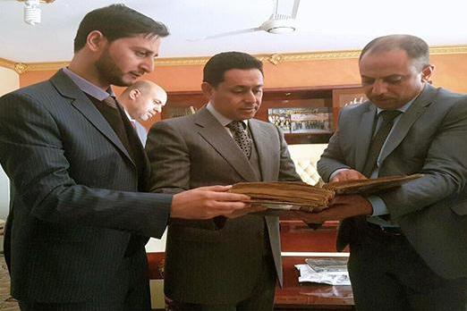 جامعة ذي قار يهدي العتبة العباسية مصحفاً مخطوطاً ثميناً