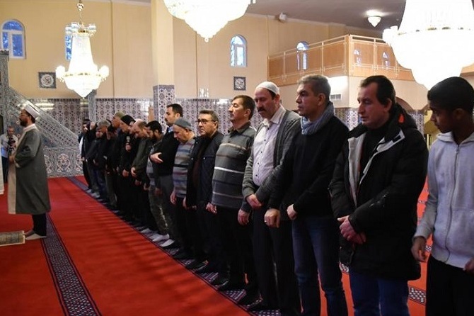 مسلمو إسكندنافيا.. 4 صلاوات بوضوء واحد