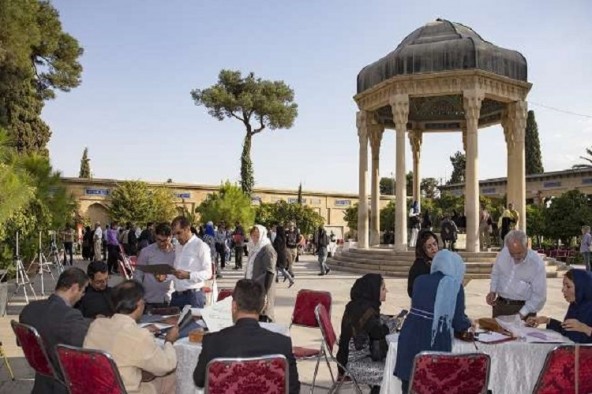 فنانین ایرانیین یعملون علی دعم مشاعر الحب فی عید المیلاد فنانین ایرانیین یعملون علی دعم مشاعر الحب فی عید المیلاد