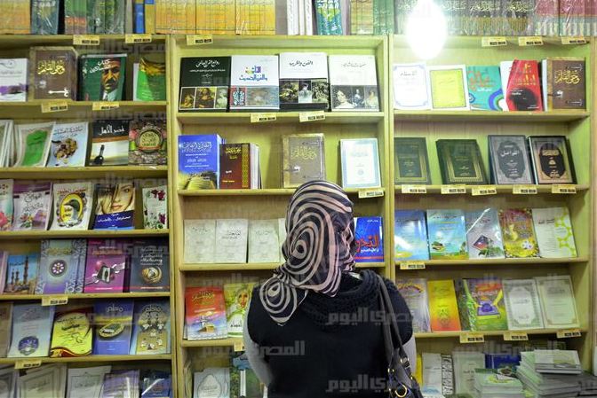 القرآن والإنجيل يتعانقان ويتزينان بأبهى الألوان في معرض الكتاب