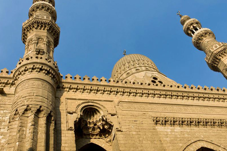 سرّ المسجد الذي جمع الصلبان مع الآيات القرآنية