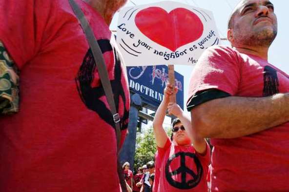 تنظیم تجمع سلمی تحت لوحة إعلانیة بولایة 