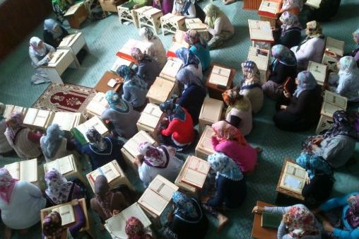 إقامة محافل قرآنیة رمضانیة للسیدات في ترکیا