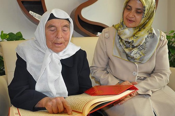 سيدة تركية تتعلم قراءة القرآن في الـ 83 من عمرها