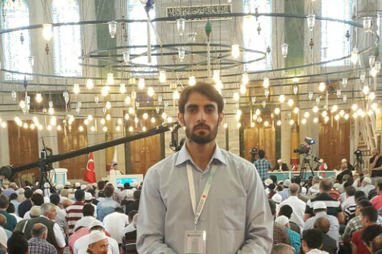 قارئ إیرانی للقرآن یقدم تلاوة قرآنیة فی ضیافة الإفطار بترکیا