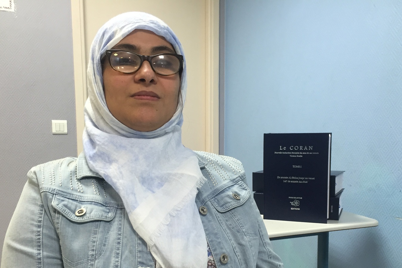 كفيفة تكتب ترجمة فرنسية لمعاني القرآن بطريقة بريل