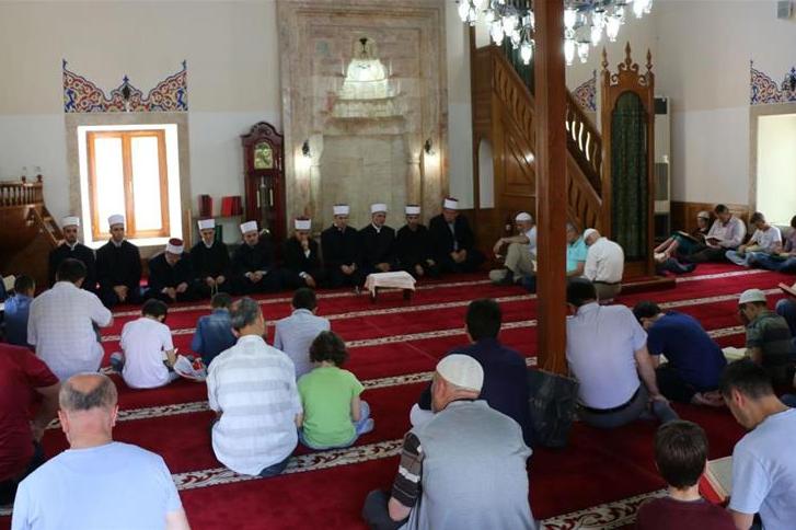 ختم القرآن بالاستماع.. إرث عثماني تحييه مساجد سكوبيا في رمضان