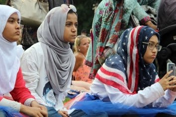 مظاهرة لأتباع الديانات في أمريكا ترفض الكراهية والعنف