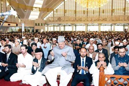 المسلمون حول العالم.. اختلاف في الطقوس والعيد واحد