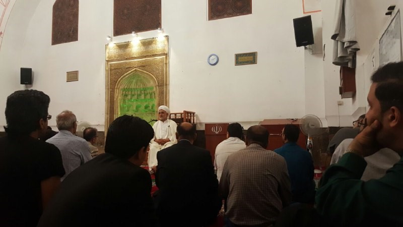 قارئ ایرانی یرفع صوت القرآن بالمسجد الأزرق فی یریفان