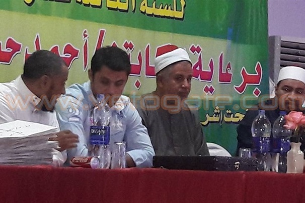 لاعب كرة قدم مصري يكرم 97 حافظ للقرآن بالمنيا