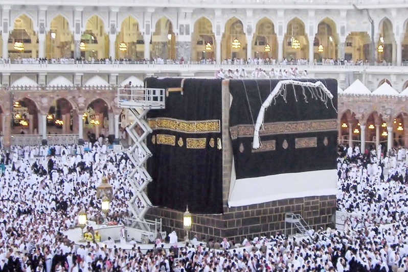 الكعبة المشرفة تتزين بكسوتها الجديدة