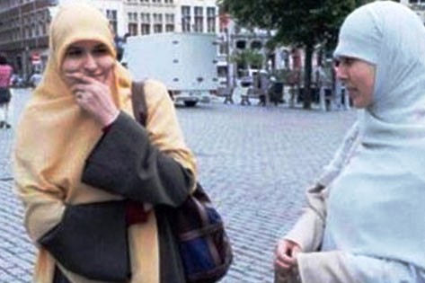 أميركية تهاجم مسلمتين