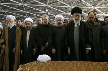 قائد الثورة الاسلامية يصلي على جثمان الفقيد آية الله هاشمي رفسنجاني