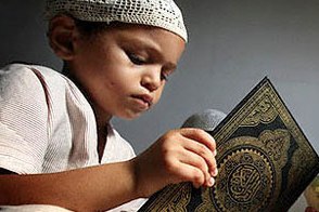 مدرسة أکادیمیة من برونای تطالب بأنس الأطفال بالقرآن