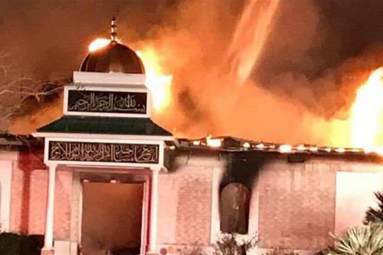 آلاف الأميركيين يتبرعون لإعادة بناء المسجد المحروق بتكساس