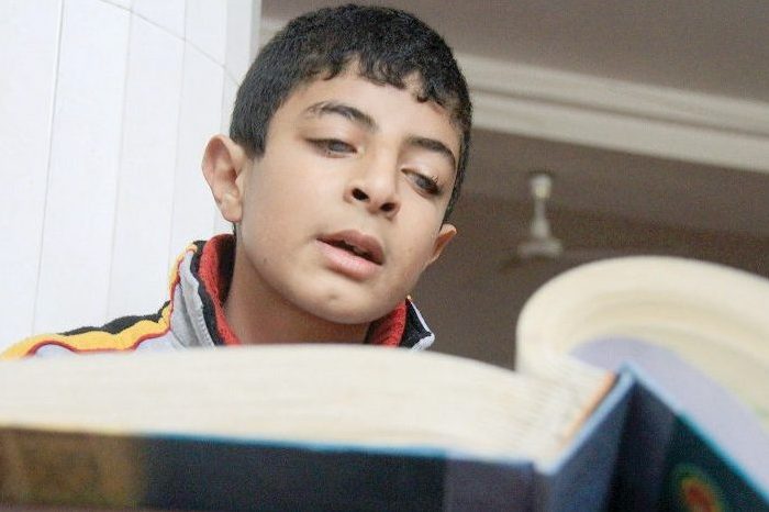 طفل فلسطيني كفيف يسعى لحفظ القرآن