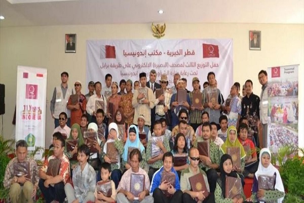 مؤسسة قطرية توزّع مصحفاً بلغة 