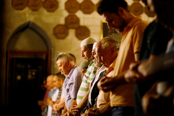 بالصور..مسلمو بلغراد يُضطرون للصلاة فى أماكن مؤقتة