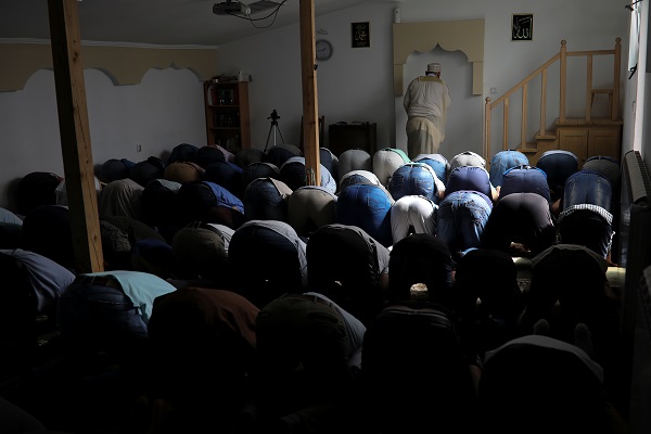 بالصور..مسلمو بلغراد يُضطرون للصلاة فى أماكن مؤقتة