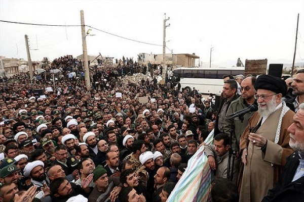 قائد الثورة يتفقد المناطق التي ضربها الزلزال غربي ايران